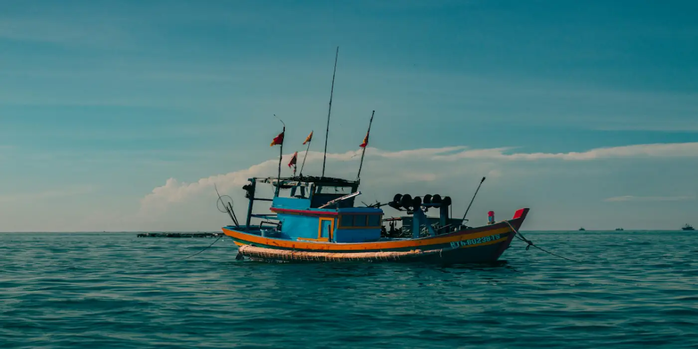Norwegian purse seine vessel hauling mackerel — peak North Sea autumn catch season